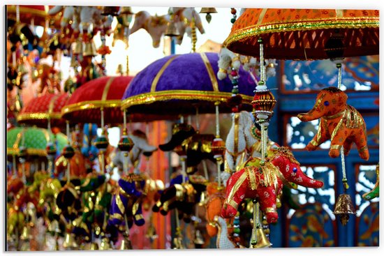 Dibond - Traditionele Olifantjes aan Lampionnen op Buitenlandse Diwali Markt - 60x40 cm Foto op Aluminium (Wanddecoratie van metaal)