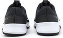 Achterkant van zwarte Nike sportschoenen met witte zolen en logo's.