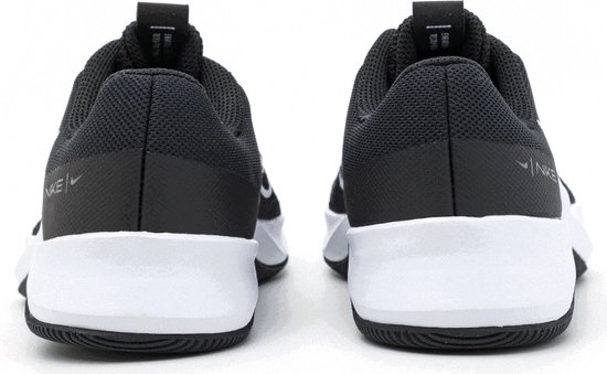 Achterkant van zwarte Nike sportschoenen met witte zolen en logo's.