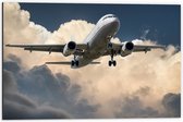 Dibond - Wit Passagiersvliegtuig Vliegend vanuit Dicht Wolkendek - 60x40 cm Foto op Aluminium (Met Ophangsysteem)