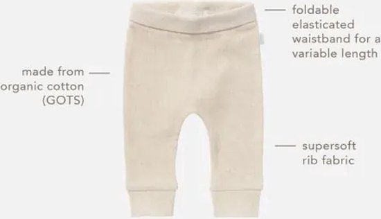 Crèmekleurig gebreid broekje met tekstopdrukken: 'made from organic COTTON (GOTS)', 'foldable elasticated waistband for a variable length', 'supersoft rib fabric'.