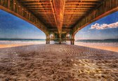 Fotobehang - Vlies Behang - Onder de Pier op het Strand aan Zee - 416 x 290 cm