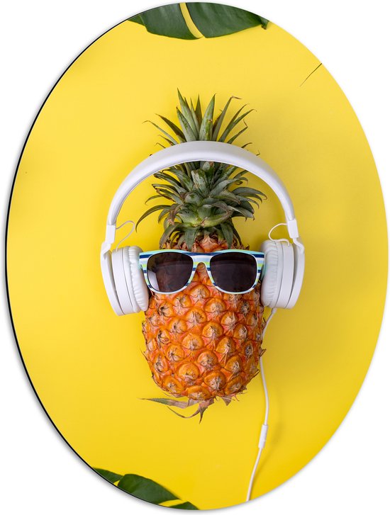 Dibond Ovaal - Ananas met Witte Headset op Felgele Achtergrond - 51x68 cm Foto op Ovaal (Met Ophangsysteem)