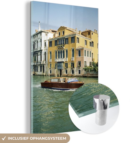 Glasschilderij - Een motorboot op een kanaal in Venetië - Acrylglas Schilderijen - Foto op Glas