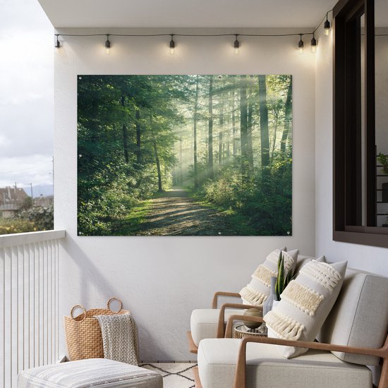 Un balcon avec un salon de jardin et une décoration de jardin : une affiche d'une forêt avec un sentier et du soleil.