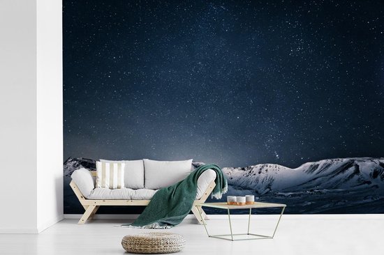 Vanaf daar Literaire kunsten Het koud krijgen Behang - Fotobehang Een sterrenhemel in de nacht boven besneeuwde bergen -  Breedte 390... | bol.com