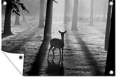 Tuindecoratie Hert tijdens zonsopgang - zwart wit - 60x40 cm - Tuinposter - Tuindoek - Buitenposter
