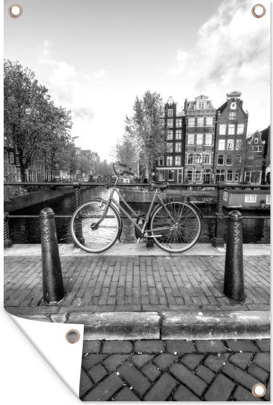 Foto: Tuinposter tuindoek tuinposters buiten fiets voor de gracht met uitzicht op amsterdamse architectuur zwart wit 80x120 cm tuin