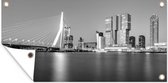 Schuttingposter Rotterdam en de Erasmusbrug tijdens de schemering - zwart wit - 200x100 cm - Tuindoek