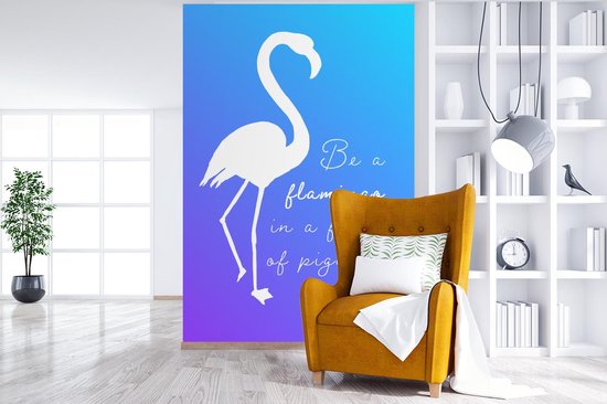 Citation 'Soyez un flamant rose dans un troupeau de pigeons' avec un flamant rose blanc sur fond bleu 195x300 cm