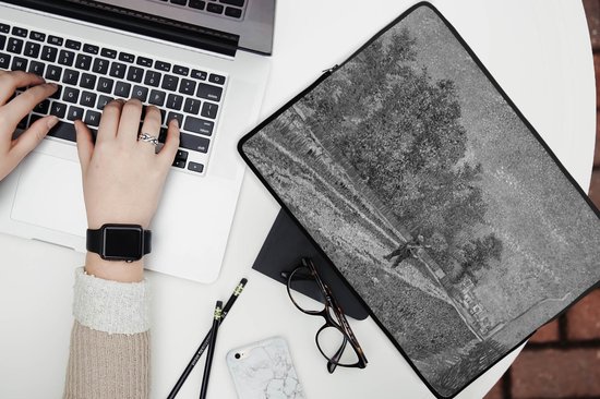 Pochette ordinateur 13 pouces 34x24 cm - Vincent van Gogh - Pochette Macbook & Laptop Banlieue de Paris; Route avec paysan épaule une pelle noir et blanc - Peinture Vincent van Gogh - Pochette pour ordinateur portable avec photo