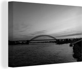 Canvas Schilderij De Waalbrug bij Nijmegen tijdens zonsondergang - zwart wit - 120x80 cm - Wanddecoratie