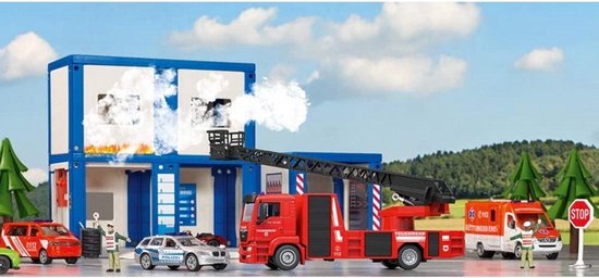 Een rode brandweerwagen met ladder staat voor een brandend gebouw. Andere hulpverleningsvoertuigen en figuren zijn aanwezig.