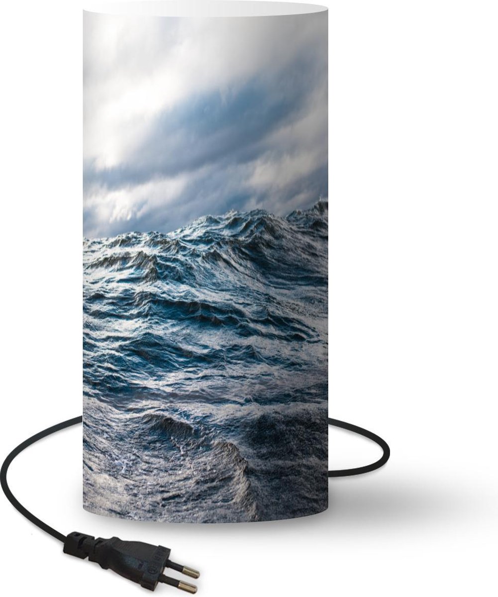 Lamp - Nachtlampje - Tafellamp slaapkamer - Zee - Golf - Noorwegen - 54 cm hoog - Ø24.8 cm - Inclusief LED lamp