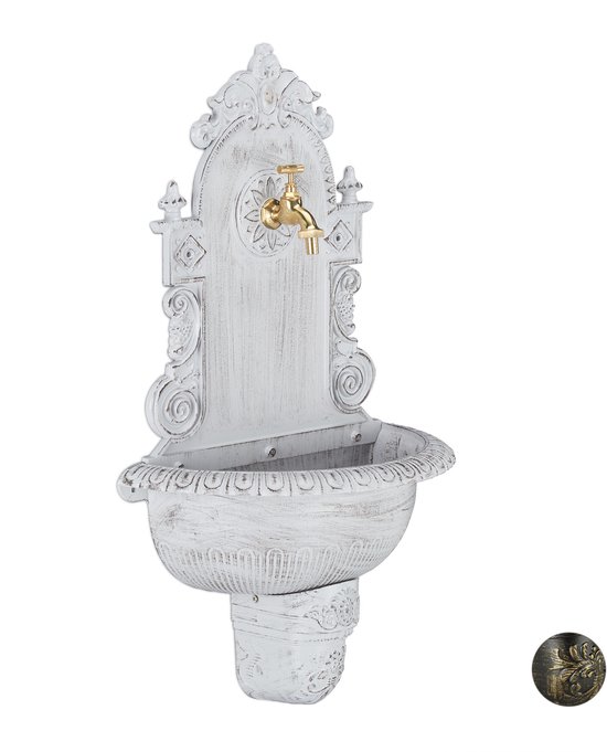 Witte muurfontein met gouden kraan, sierlijke details en een bak.