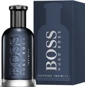 Hugo Boss Bottled Infinite eau de parfum in een donkerblauwe fles met zilveren dop, naast de blauwe
verpakking.