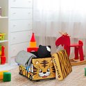 Opvouwbare opbergkist in safari bus-vorm met tijgerprint, met deksel open en een deken en knuffel erin, in een kinderkamer.