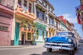 Fotobehang Klassieke amerikaanse oldtimer in de straten van Cuba 250 x 260 cm - € 145
