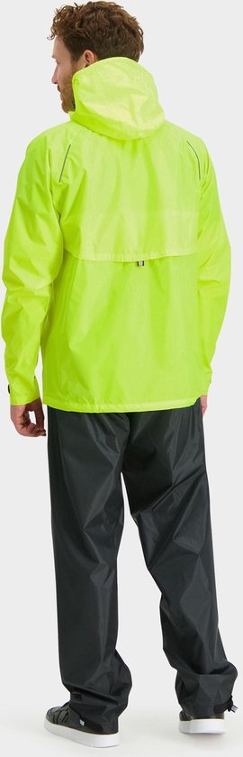 Man draagt fluorescerende gele regenjas en zwarte regenbroek, staand, rug zichtbaar.