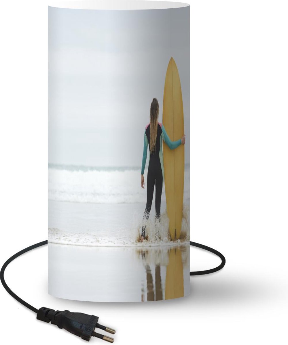 Lamp - Nachtlampje - Tafellamp slaapkamer - Vrouwelijke surfer staat naast surfplank - 33 cm hoog - Ø15.9 cm - Inclusief LED lamp