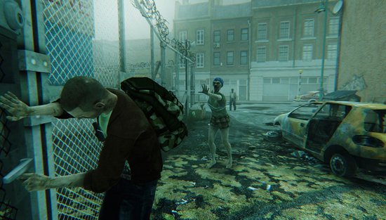 Een man met een camouflage rugzak opent een hek, terwijl een zombie met een blauwe muts in de verte nadert.