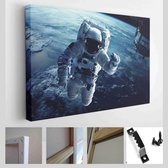 Onlinecanvas - Schilderij - Astronaut In De Ruimte. Elementen Deze Geleverd Door Nasa Art Horizontaal - Multicolor - 80 X 60 Cm