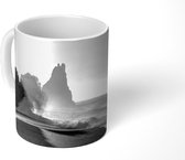 Mok - Afbeelding van een IJslands zwart zandstrand bij zonsondergang - zwart wit - 350 ML - Beker