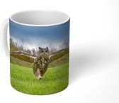 Mok - Een Europese oehoe loopt over het gras - 350 ML - Beker