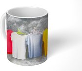 Mok - Kleurrijke kleding opgehangen aan een waslijn - 350 ML - Beker