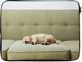Laptophoes 15.6 inch - Slapende puppy op de bank - Laptop sleeve - Binnenmaat 39,5x29,5 cm - Zwarte achterkant