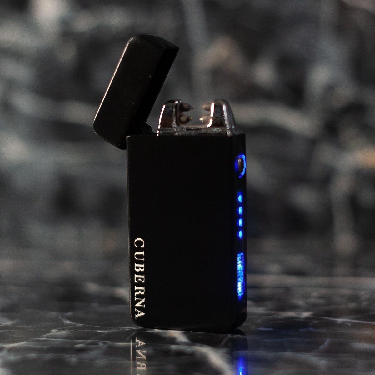 Goedkoopste Cuberna Elektrische Plasma USB aansteker met batterij indicator Mat Zwart - Wind en Storm bestendig - Geschikt voor Kaarsen, Vuurwerk, Sigaretten en BBQ