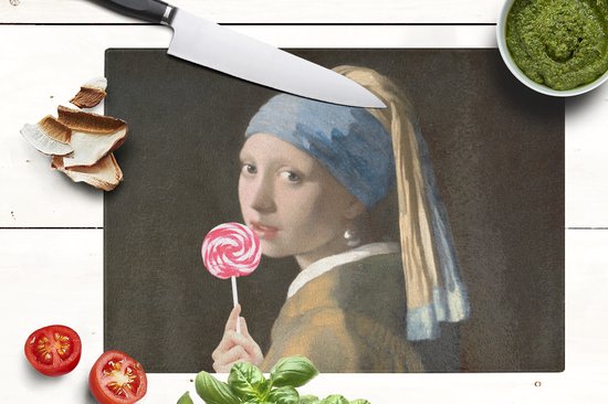 Glazen snijplank met Vermeer's 'Meisje met de parel' die een roze-wit gestreepte lolly vasthoudt, met ingrediënten en een mes.