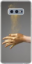 Geschikt voor Samsung Galaxy S10e hoesje - Vrouw met goud geverfde handen en een wolk van glitters - Siliconen Telefoonhoesje