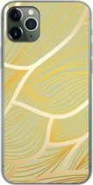 Geschikt voor iPhone 11 Pro Max hoesje - Gouden golven op een groene achtergrond - Siliconen Telefoonhoesje