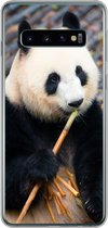 Geschikt voor Samsung Galaxy S10 hoesje - Reuzepanda - Bamboe - Bladeren - Siliconen Telefoonhoesje