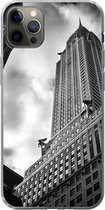 Geschikt voor iPhone 13 Pro Max hoesje - Chrysler Gebouw in New York vanaf de onderkant gemaakt in zwart-wit - Siliconen Telefoonhoesje