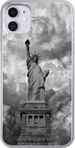 Geschikt voor iPhone 11 hoesje - Vrijheidsbeeld in New York op een bewolkte dag in zwart-wit - Siliconen Telefoonhoesje
