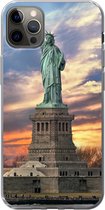 Geschikt voor iPhone 13 Pro Max hoesje - Vrijheidsbeeld in New York tijdens zonsondergang - Siliconen Telefoonhoesje