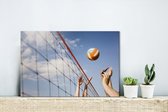 Canvas Schilderij Mensen spelen volleybal in de open lucht - 30x20 cm - Wanddecoratie