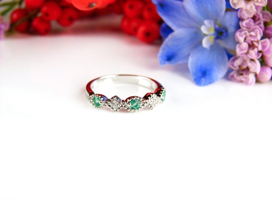 ring in wit goud gezet met smaragd en diamant