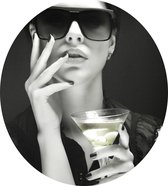 Vrouw met drankje - Foto op Dibond - ⌀ 80 cm