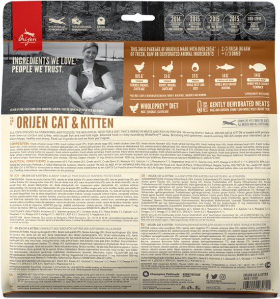 Achterkant van Orijen Cat & Kitten voerzak met afbeelding van vrouw met kip.