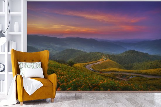 Champ de fleurs dans un paysage de montagne au crépuscule 360x240 cm
