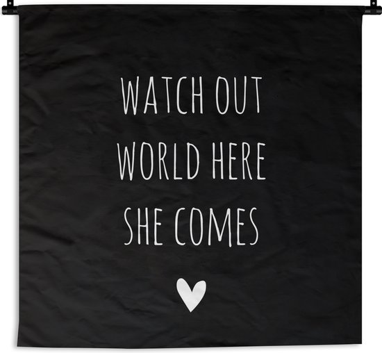 Wandkleed - Wanddoek - Engelse quote "Watch out world here she comes" met een hartje tegen een zwarte achtergrond - 60x60 cm - Wandtapijt