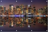 De neon skyline van New York gereflecteerd in water - Foto op Tuinposter - 90 x 60 cm
