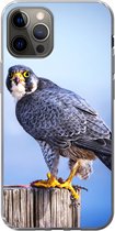 Geschikt voor iPhone 13 Pro hoesje - Close-up van een roofvogel op een dikke houten paal - Siliconen Telefoonhoesje