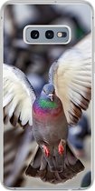 Geschikt voor Samsung Galaxy S10e hoesje - Close-up van een opvliegende duif - Siliconen Telefoonhoesje