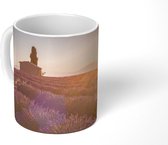 Mok - De zonnestralen vallen op rijen van een lavendelveld - 350 ML - Beker