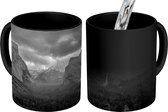 Magische Mok - Foto op Warmte Mok - Waterval die loopt tussen gebergtes - zwart wit - 350 ML