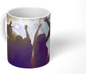 Mok - Een menigte mensen in een disco met rook - 350 ML - Beker